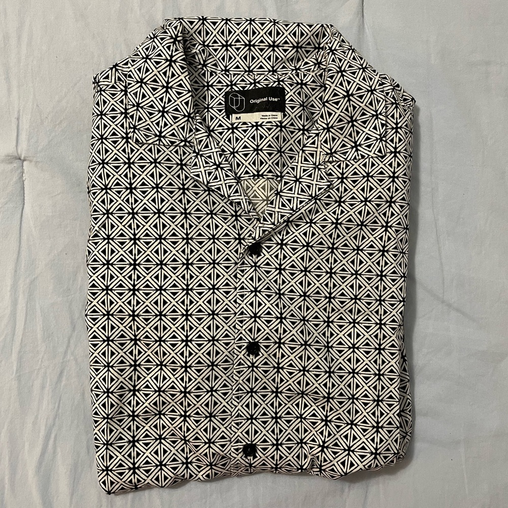 Sz Medium short sleeve button down